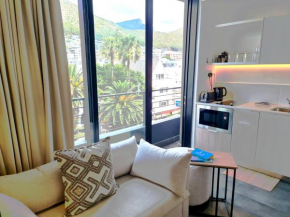 Stay at stylish 126 on M - Home from Home - Secure, Central with Pool